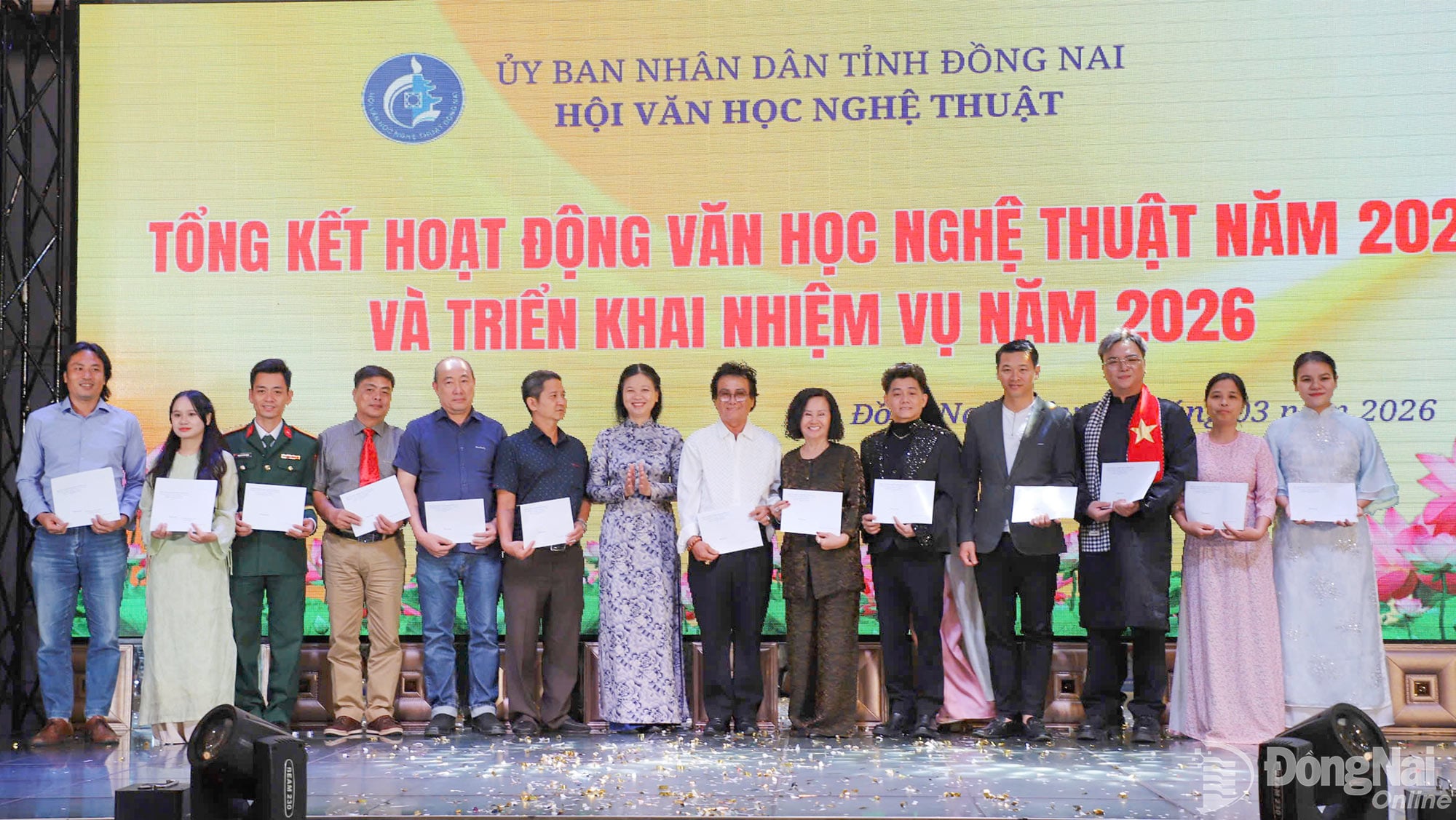 L'autore Bui Xuan Hung (quinto da sinistra) è stato ammesso al Comitato Musicale dell'Associazione Provinciale di Letteratura e Arti di Dong Nai. Foto: My Ny