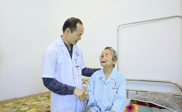 Ca phẫu thuật đặc biệt trả lại ánh sáng cho cụ bà 104 tuổi- Ảnh 1.
