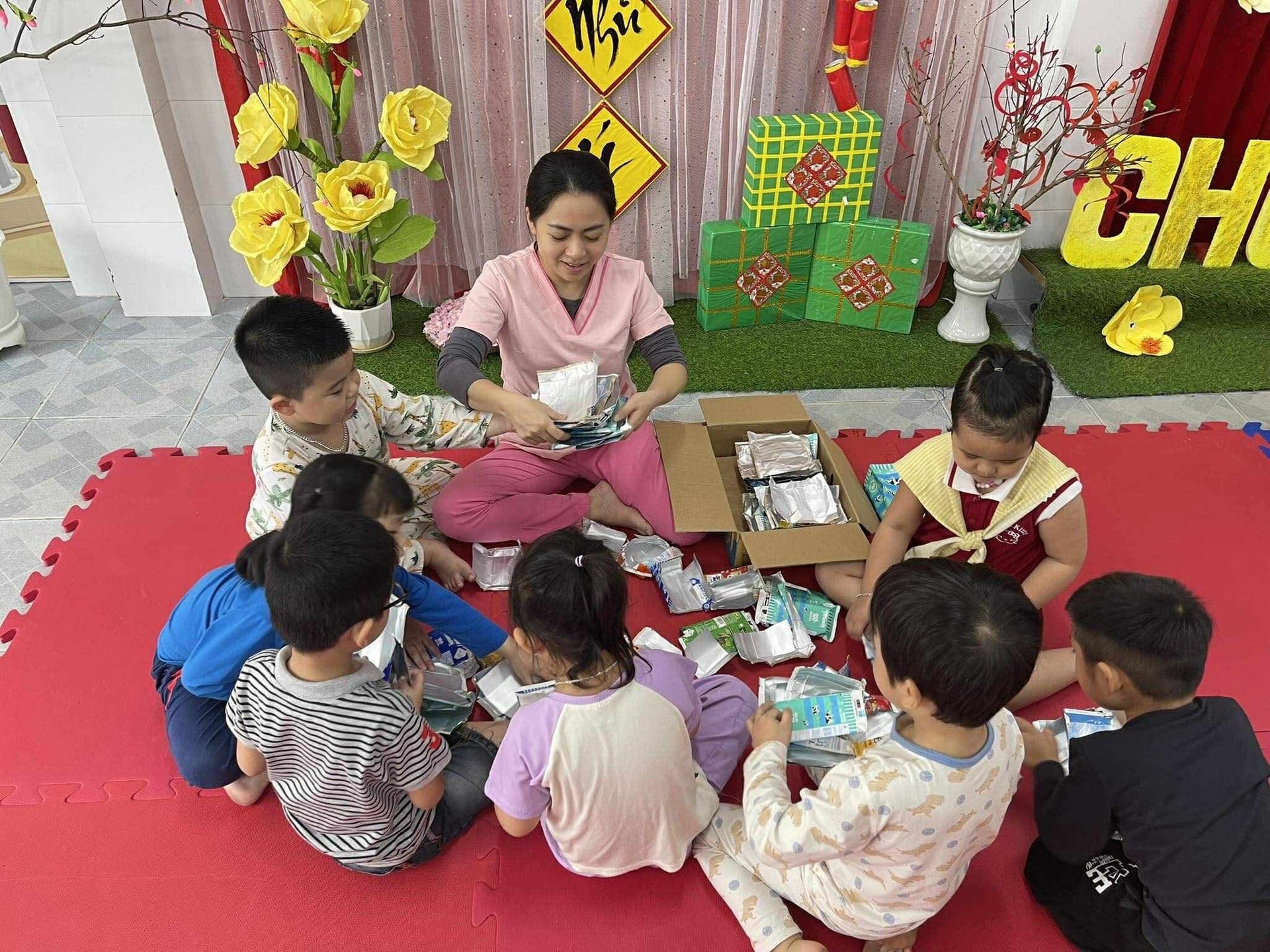 Insegnanti e alunni della scuola materna Anh Hong riciclano.