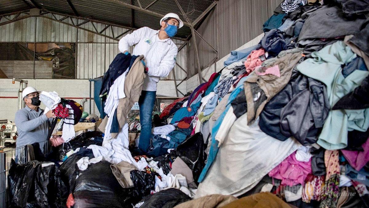 In Cile, una fabbrica ricicla abiti usati trasformandoli in pannelli fonoassorbenti.