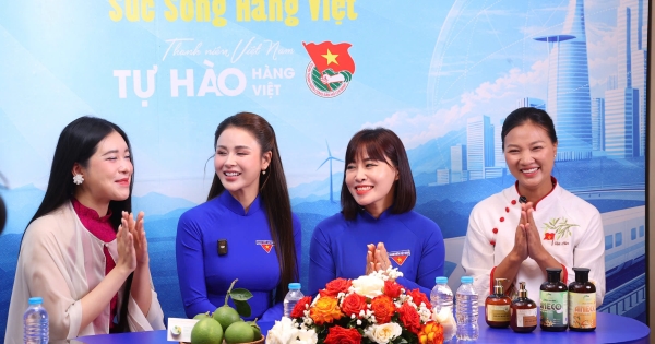 Jongeren bij het Ministerie van Industrie en Handel verspreiden de trots op Vietnamese producten.