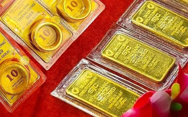 I prezzi dei lingotti e degli anelli d'oro sono crollati. Giá vàng miếng và vàng nhẫn giảm mạnh