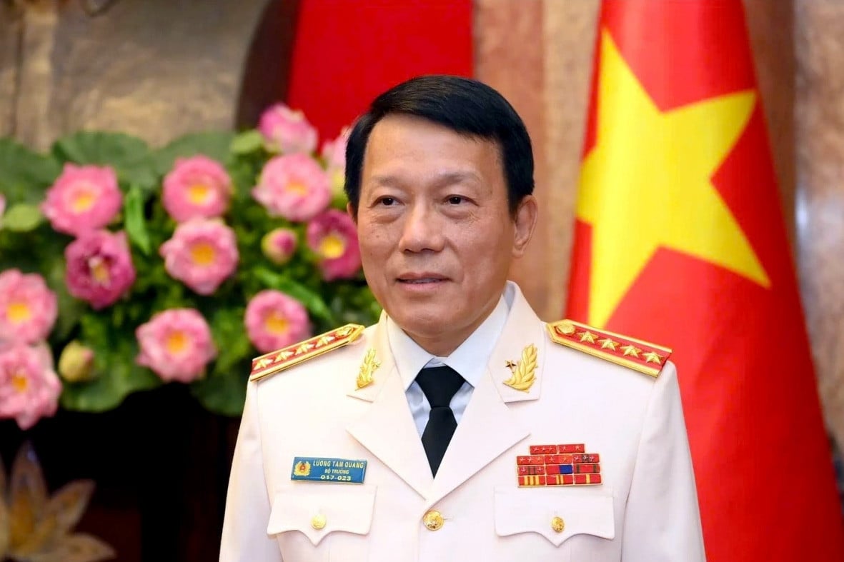 Il generale Luong Tam Quang viene presentato come candidato alla nuova Assemblea Nazionale nel 2010.jpg