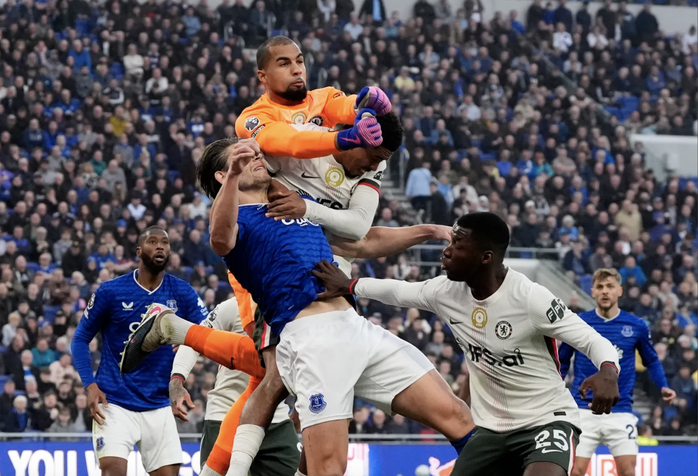 Chelsea a subi une défaite surprise face à Everton, risquant de manquer la qualification européenne - Image 1.