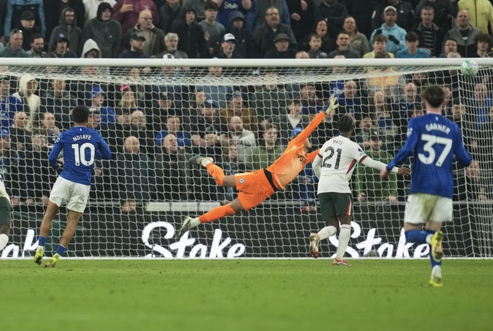 Chelsea a subi une défaite surprise face à Everton, risquant de manquer la qualification européenne - Photo 5.