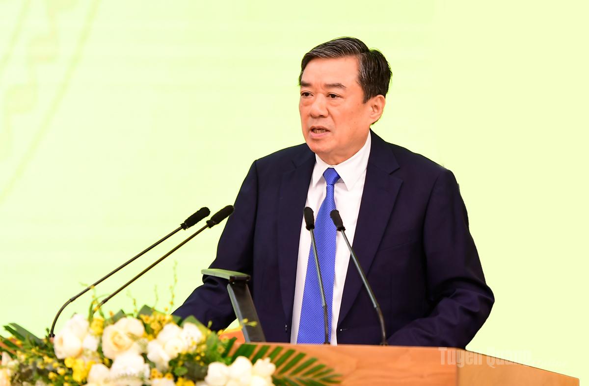 Il compagno Nguyen Hong Thang, ex vicesegretario permanente del Comitato provinciale del Partito e presidente dell'Associazione dei membri del Partito in pensione del Comitato provinciale del Partito, ha riferito sulle attività dell'associazione nel 2025 e sugli obiettivi per il 2026.
