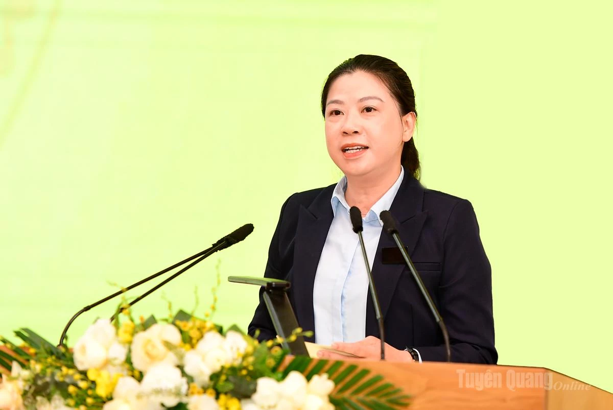 La compagna Le Thi Kim Dung, vicesegretaria del Comitato provinciale del partito, ha tenuto un discorso durante la riunione.