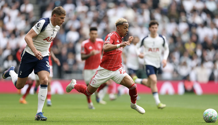 El Tottenham sufrió una aplastante derrota en un partido crucial de seis puntos, lo que pone aún más en peligro su lucha por evitar el descenso - Imagen 1.