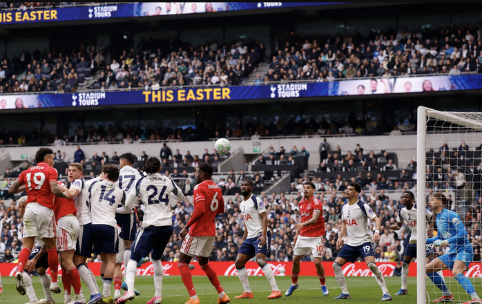 El Tottenham sufrió una aplastante derrota en un partido crucial de seis puntos, lo que alarga aún más su lucha por evitar el descenso. - Foto 2.
