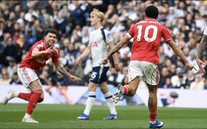 El Tottenham sufrió una aplastante derrota en un partido crucial de seis puntos, lo que pone aún más en peligro su lucha por evitar el descenso. - Foto 3.