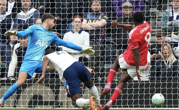 El Tottenham sufrió una aplastante derrota en un partido crucial de seis puntos, lo que pone aún más en peligro su lucha por evitar el descenso. - Foto 4.