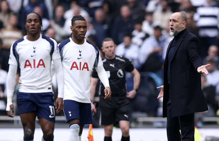 El Tottenham sufrió una aplastante derrota en un partido crucial de seis puntos, lo que pone aún más en peligro su lucha por evitar el descenso. - Foto 5.