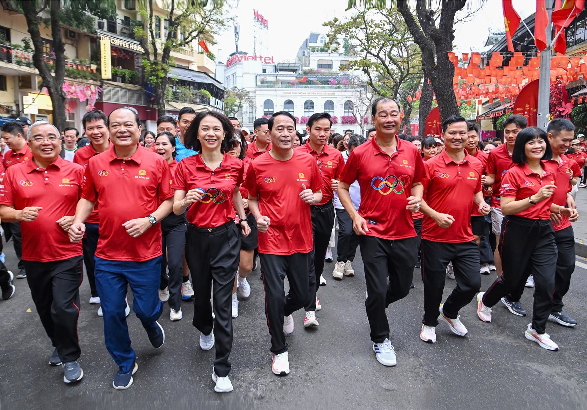 I leader della città centrale e di Hanoi corrono in risposta alla corsa per la salute e la sicurezza nazionale in occasione della Giornata olimpica del 2026. (Immagine: viet thanh 1.jpg)