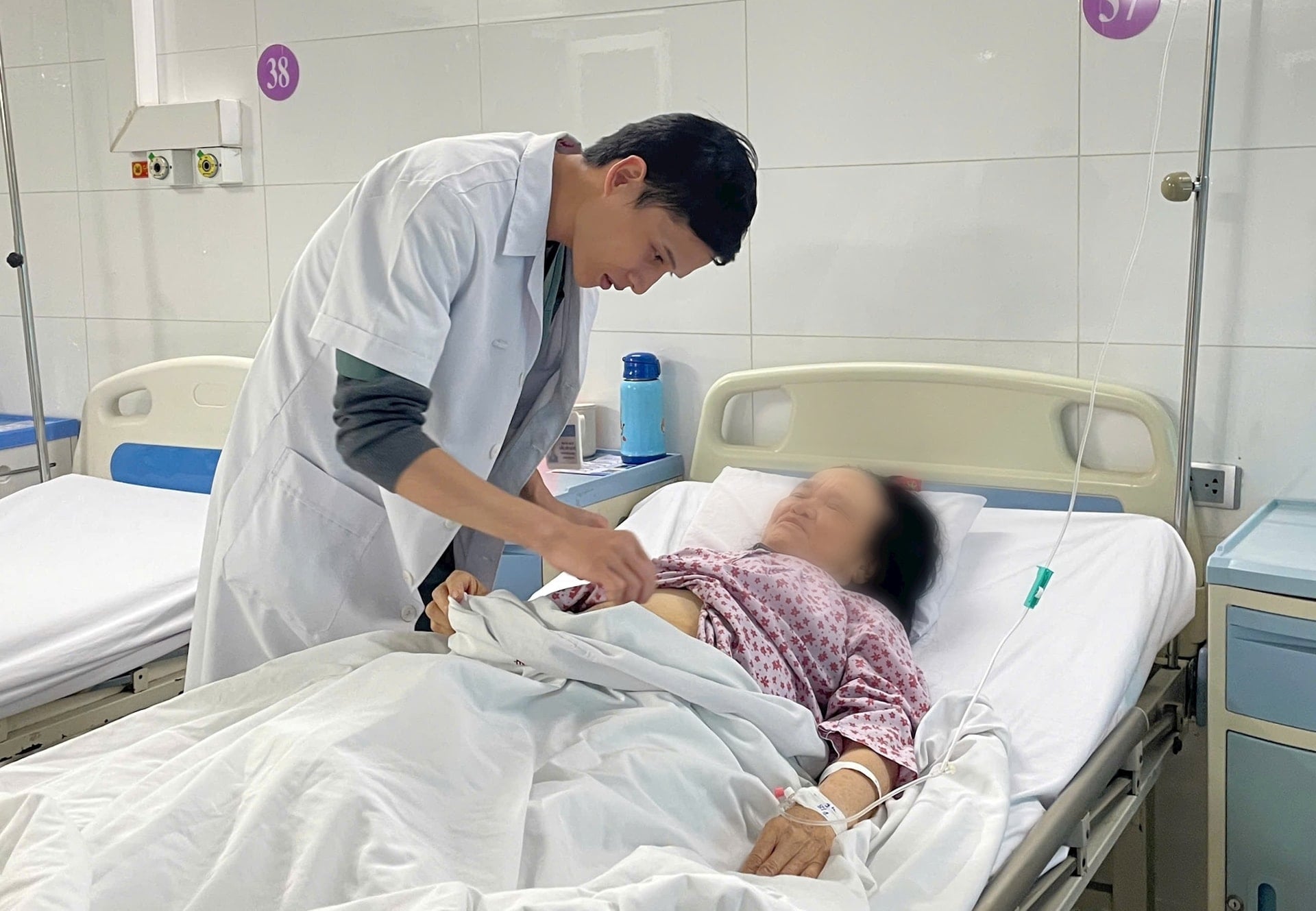 Una paziente ottantenne affetta da una grande e anomala massa ovarica del peso di 3 kg, con una storia di diabete, è stata operata con successo presso l'ospedale Thanh Nhan.