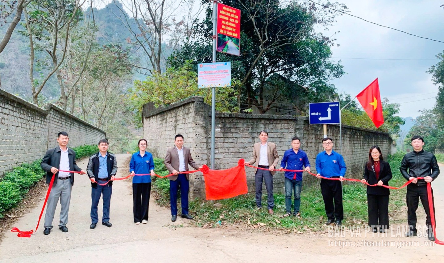 Đoàn xã Chi Lăng phối hợp với Đoàn xã Tân Kỳ (Hải Phòng) khánh thành "Công trình thắp sáng đường thôn" tại  thôn Đồng Hóa Minh Khai, xã Chi Lăng
