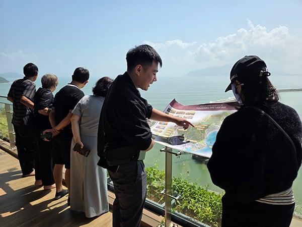 Các nhà đầu tư tìm hiểu dự án Vinhomes Hải Vân Bay tại thành phố Đà Nẵng.