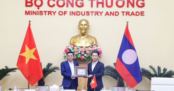 Waarnemend minister Le Manh Hung had een werkoverleg met de Laotiaanse minister van Industrie en Han