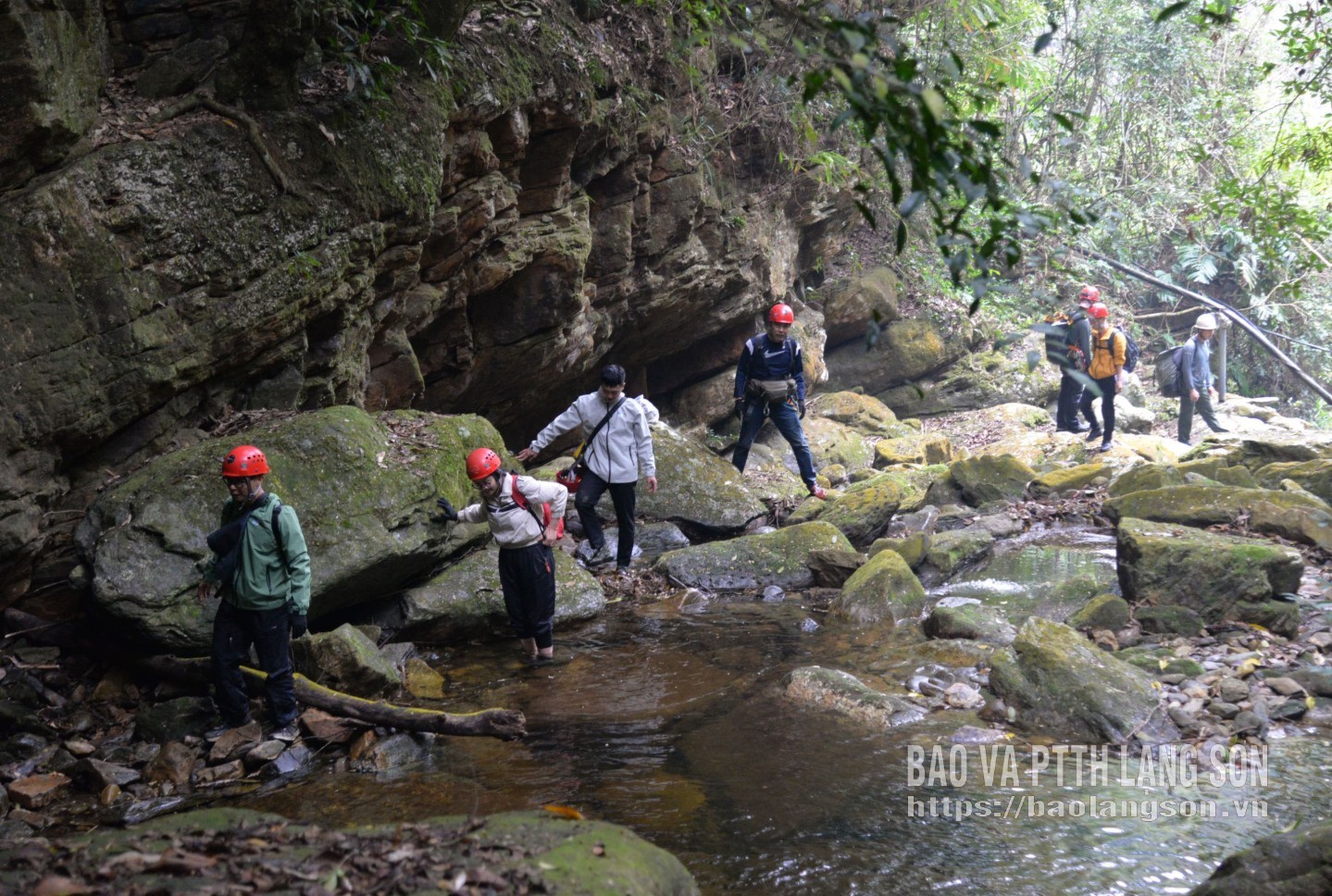 Membros da equipe de levantamento topográfico na estrada que leva à área da Cachoeira da Baía, vila de Lap Pia, comuna de Mau Son.