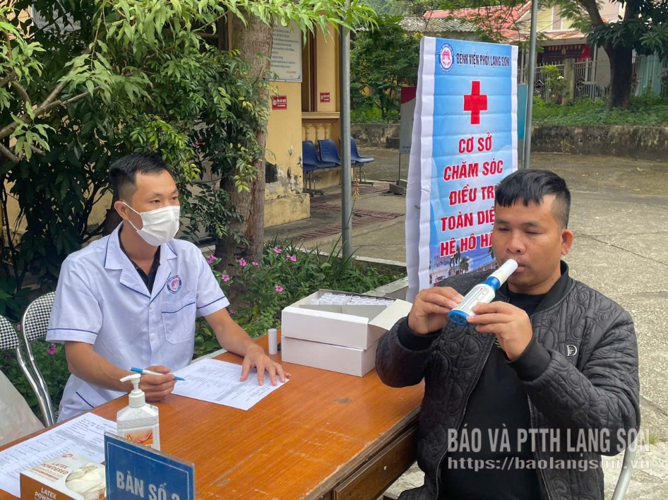 เจ้าหน้าที่จากโรงพยาบาลลังเซินให้คำแนะนำผู้ป่วยเกี่ยวกับการตรวจการทำงานของระบบทางเดินหายใจ ณ สถานีอนามัยตำบลตันถัน
