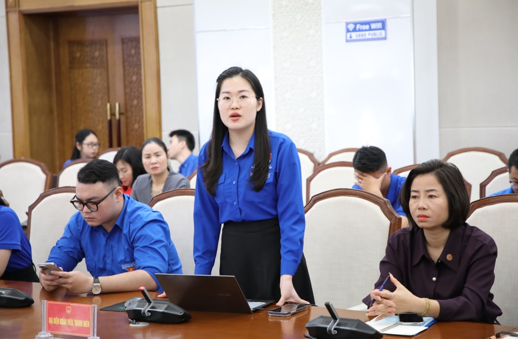 Le Phuong Thao, Wakil Sekretaris Persatuan Pemuda Komite Rakyat Provinsi, mengajukan pertanyaan mengenai proses identifikasi, pembinaan, perencanaan awal, serta penempatan dan pemanfaatan kader muda secara efektif untuk memenuhi kebutuhan pembangunan provinsi pada fase baru.