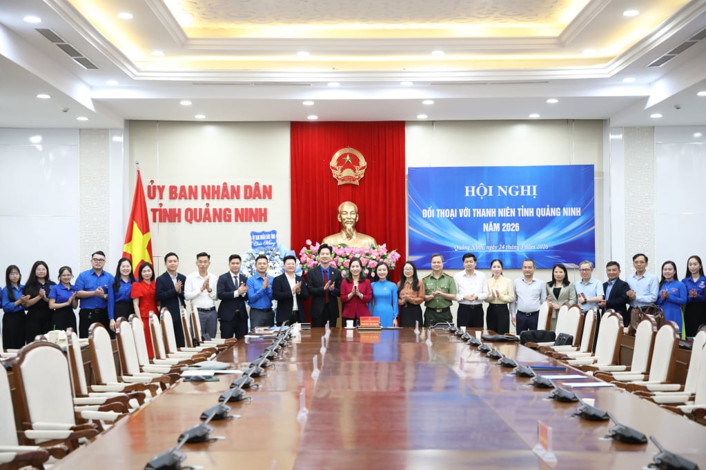 Para pemimpin provinsi serta kepala departemen dan lembaga mengambil foto kenang-kenangan bersama anggota serikat pemuda di konferensi tersebut.