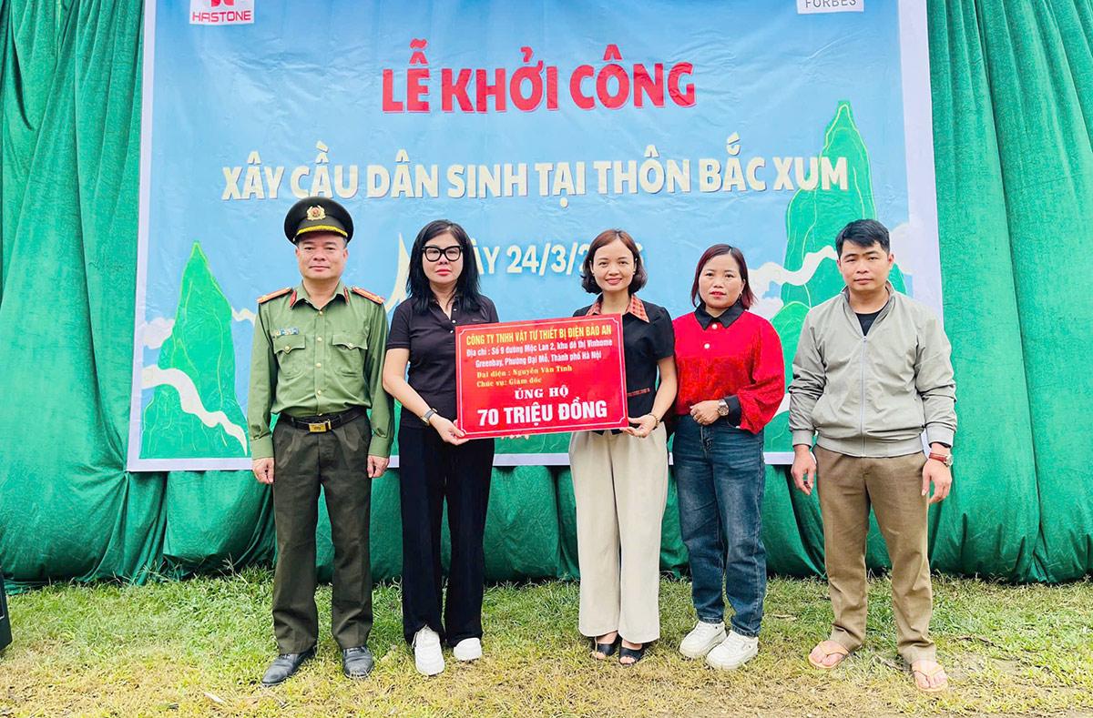 La Bao An Equipment and Supplies Co., Ltd. (Hanoi) ha donato 70 milioni di VND per la costruzione del ponte pedonale di Bac Xum.