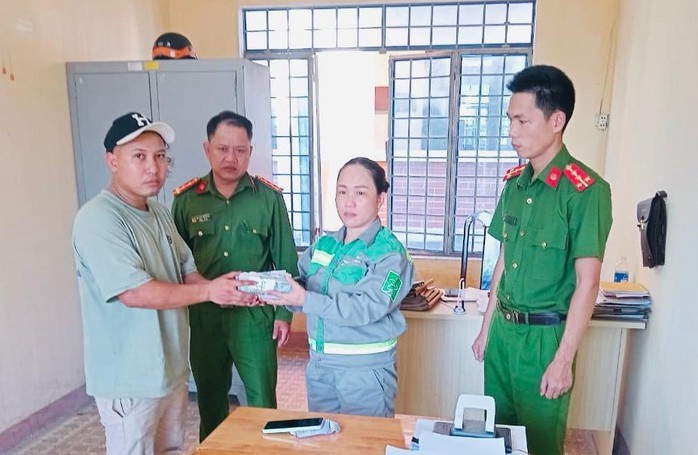 Dopo aver trovato quasi 100 milioni di VND, un'operatrice sanitaria li ha restituiti al proprietario - Foto 1. Nhặt được gần 100 triệu, nữ lao công trả lại người mất- Ảnh 1.