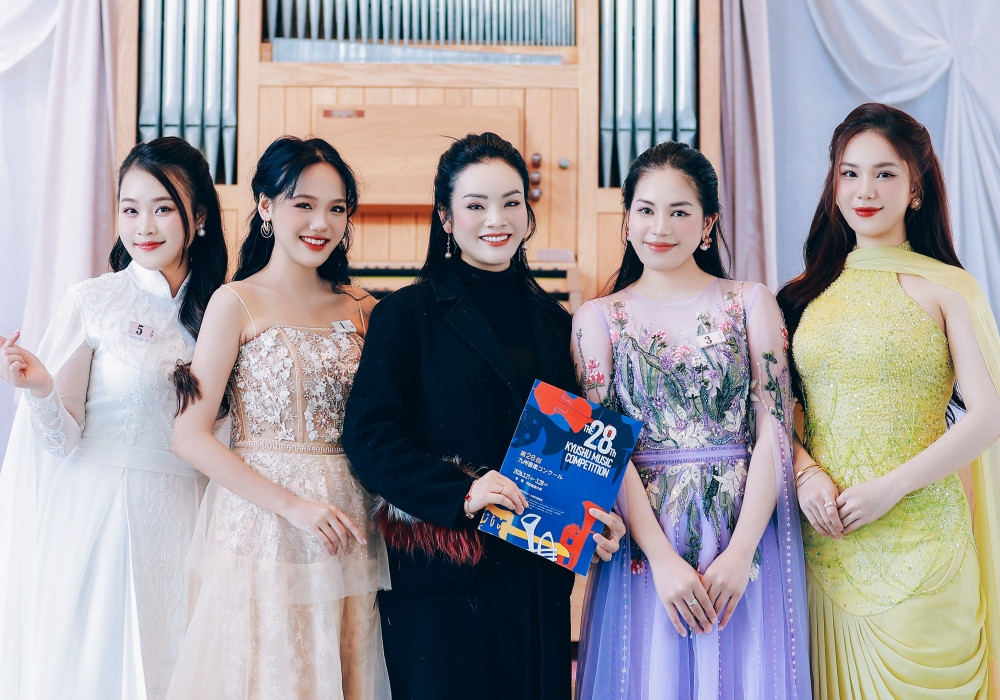 batch_Tan Nhan con i suoi eccezionali studenti di canto premiati.jpg