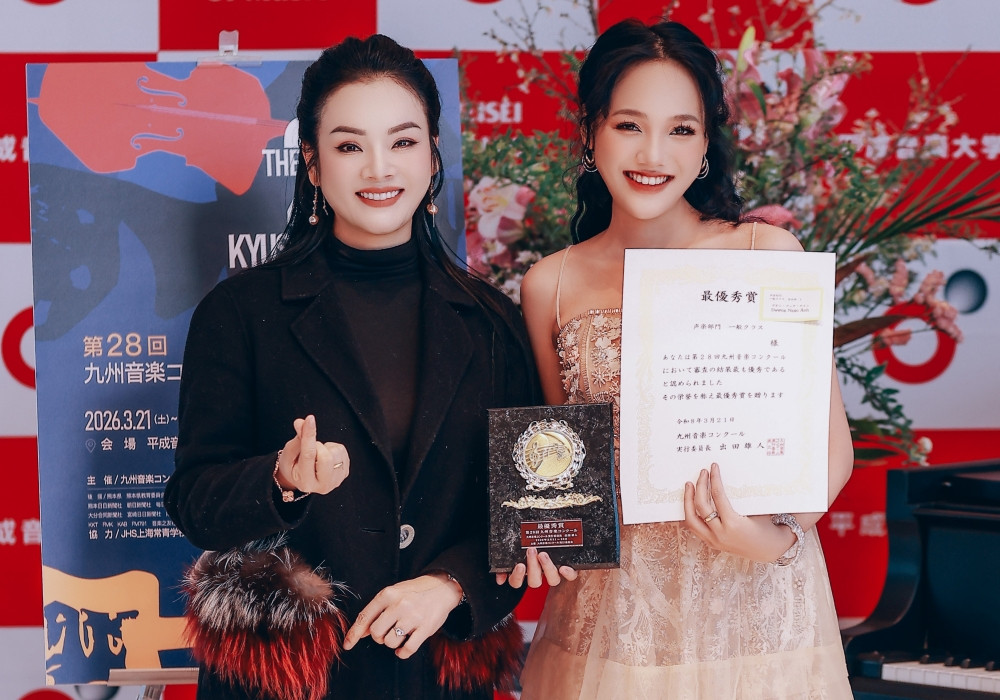 batch_Tan Nhan e il suo studente Duong Ngoc Anh hanno vinto il primo premio.jpg