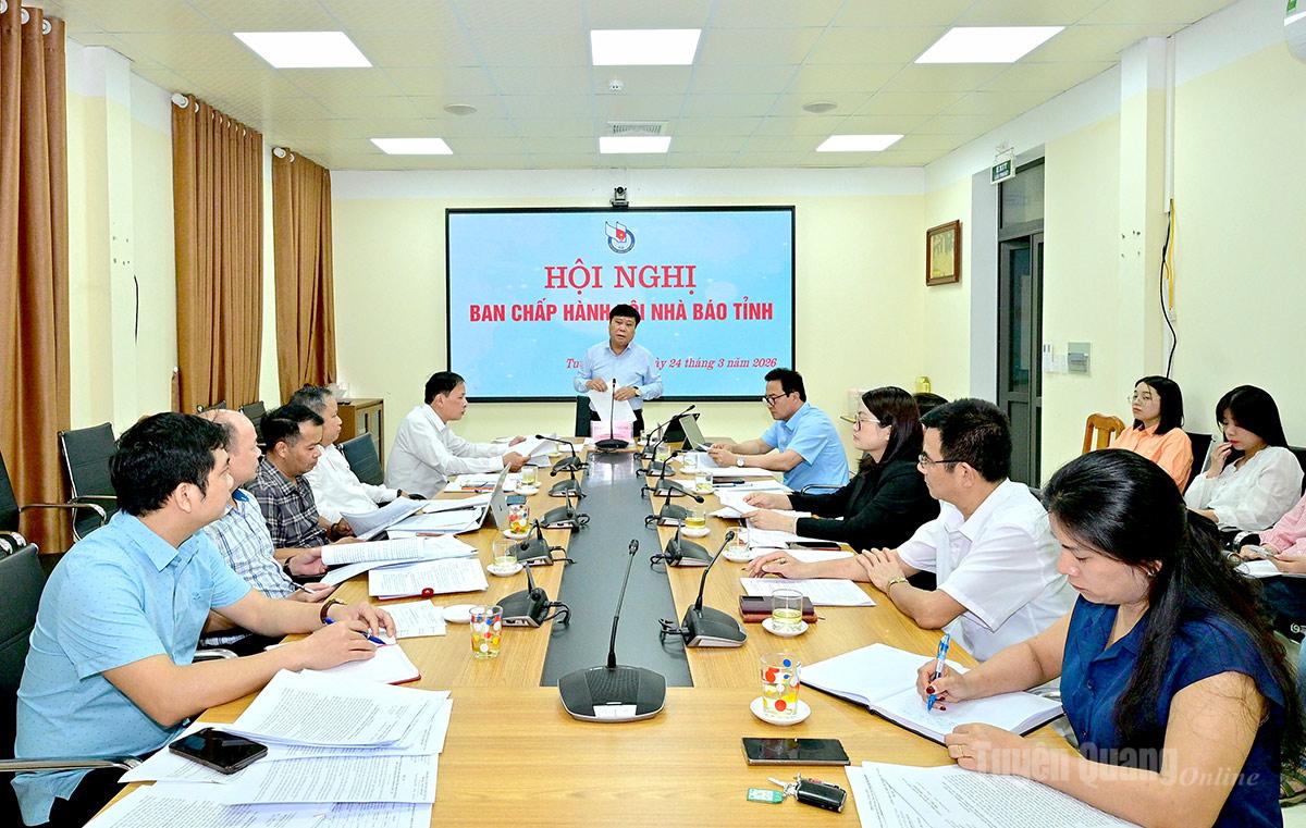 Il compagno Mai Duc Thong, direttore del quotidiano, della radio e della televisione di Tuyen Quang e presidente dell'Associazione provinciale dei giornalisti, ha presieduto la conferenza.