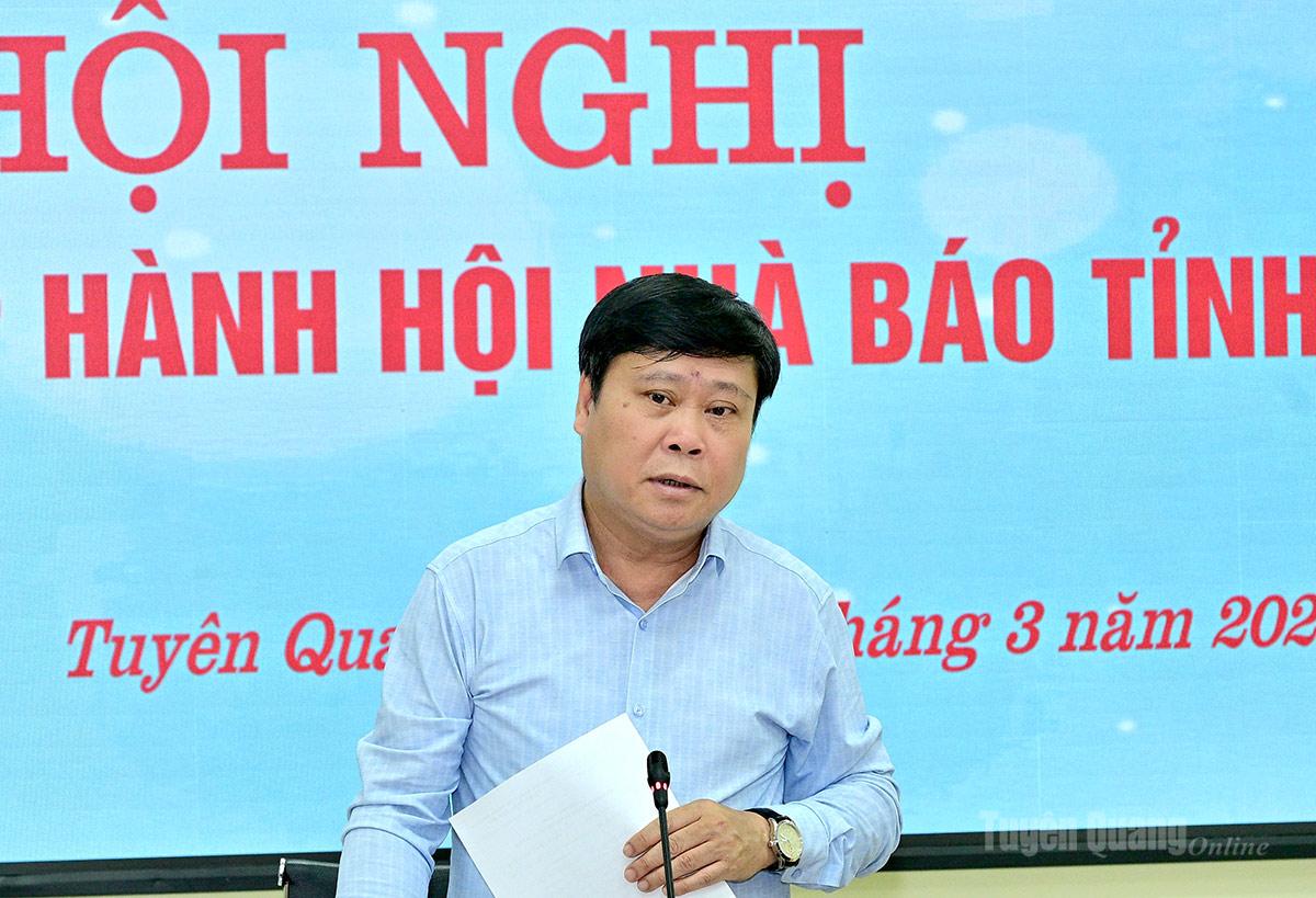 Il presidente dell'Associazione provinciale dei giornalisti, Mai Duc Thong, ha tenuto un discorso alla conferenza.