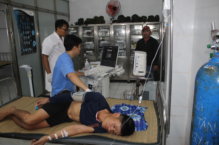 Tempestivo salvataggio di un subacqueo in difficoltà a Truong Sa nel 2026 - Foto 2. Cấp cứu kịp thời thợ lặn gặp nạn ở Trường Sa năm 2026 - Ảnh 2.