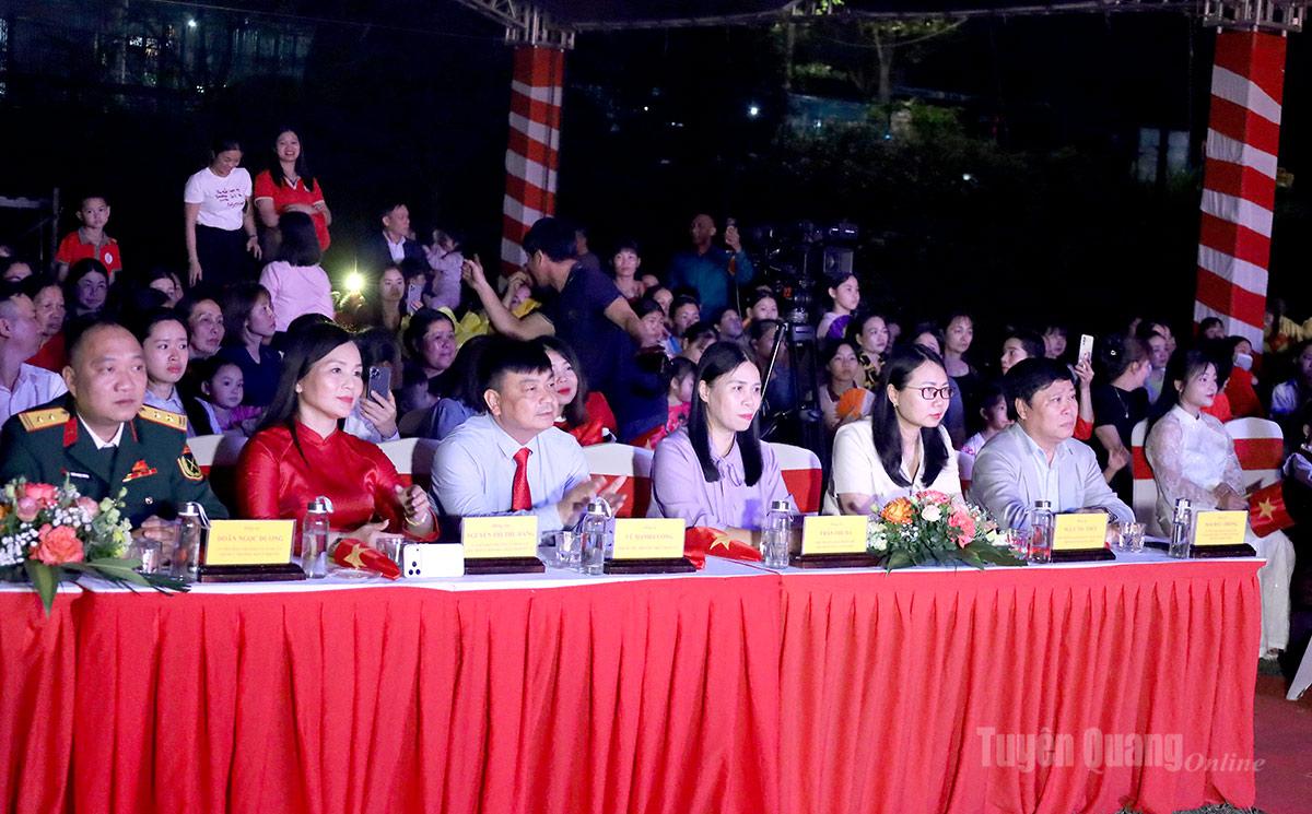 Các đại biểu và đông đảo Nhân dân tham dự chương trình.