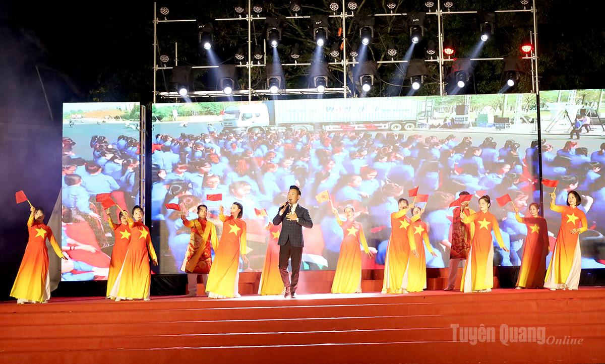 Tiết mục văn nghệ ca ngợi Đảng, Bác Hồ, quê hương, đất nước.