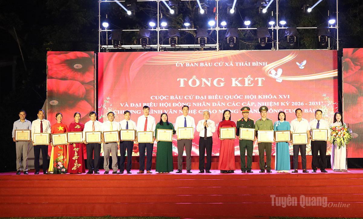 Lãnh đạo xã Thái Bình trao giấy khen cho các tập thể có thành tích xuất sắc trong công tác bầu cử.