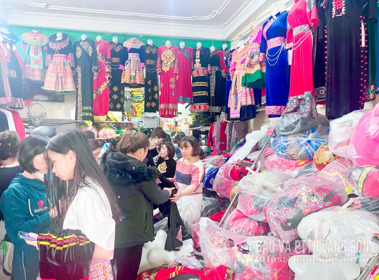 Nhiều người dân lựa chọn thuê trang phục dân tộc tại cửa hàng bán và cho thuê trang phục dân tộc Minh Tâm, phường Tam Thanh