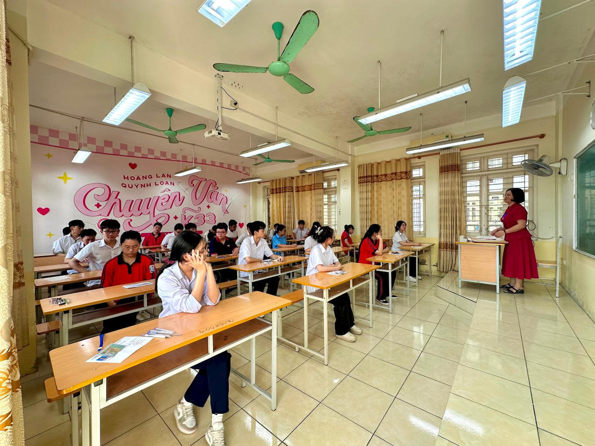 Studenti partecipanti all'esame di ammissione al decimo anno presso la scuola superiore specializzata di Ha Long, anno accademico 2025-2026.