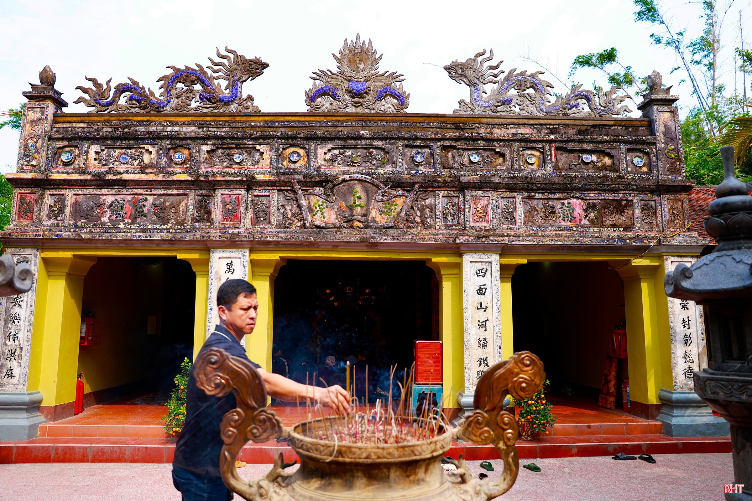 វត្តអារាមដែលឧទ្ទិសដល់លោកស្រី ឆេ ថាំង (Chế Thắng) គឺលោកស្រី ង្វៀន ធី ប៊ីច ចៅ (Nguyễn Thị Bích Châu) មានទីតាំងស្ថិតនៅក្នុងអតីតឃុំគីនិញ (ឥឡូវជាសង្កាត់ហៃនិញ) ហើយត្រូវបានសាងសង់ឡើងនៅសតវត្សរ៍ទី ១៤ នៅលើដីខ្សាច់ខ្ពស់ និងធំទូលាយមួយ។
