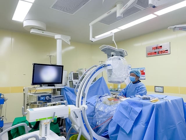 Thoát cảnh ngồi xe lăn sau 3 ngày phẫu thuật cột sống - Ảnh 2.