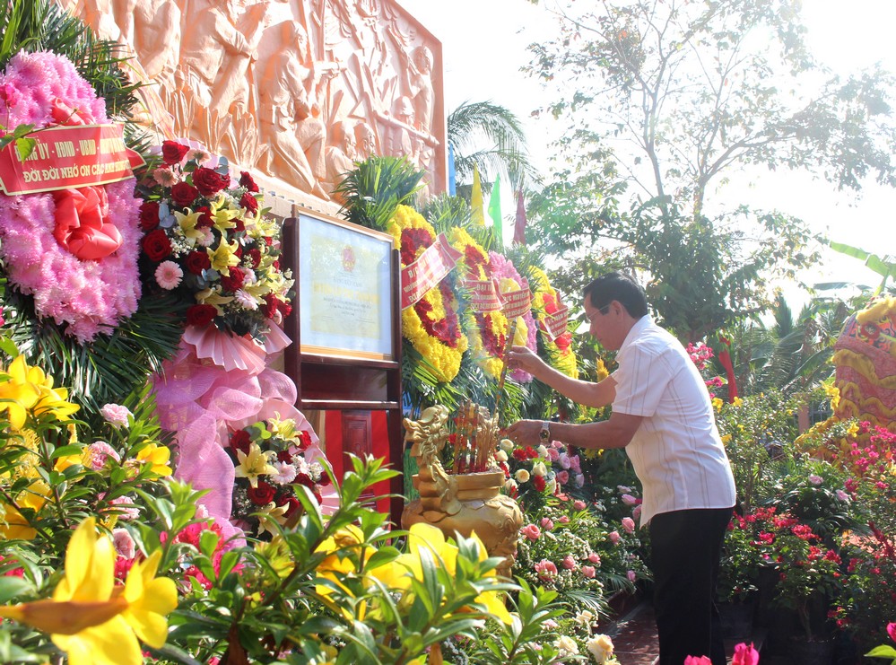 Đại tá Trần Trí Dũng- nguyên Ủy viên BCH Trung ương Đảng, nguyên Bí thư Tỉnh ủy, nguyên Chủ tịch HĐND tỉnh Trà Vinh dâng hương tại di tích Bia Chiến thắng Mương Khai - Hiệp Hòa.