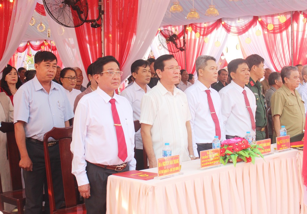 Gần 500 đại biểu về tham dự buổi lễ.