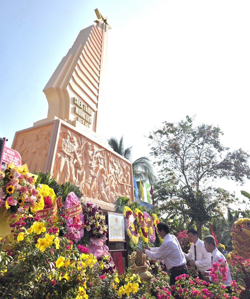 Lãnh đạo xã Hòa Bình thắp hương tưởng nhớ những người con ưu tú của quê hương đã ngã xuống vì độc lập, tự do của Tổ quốc.