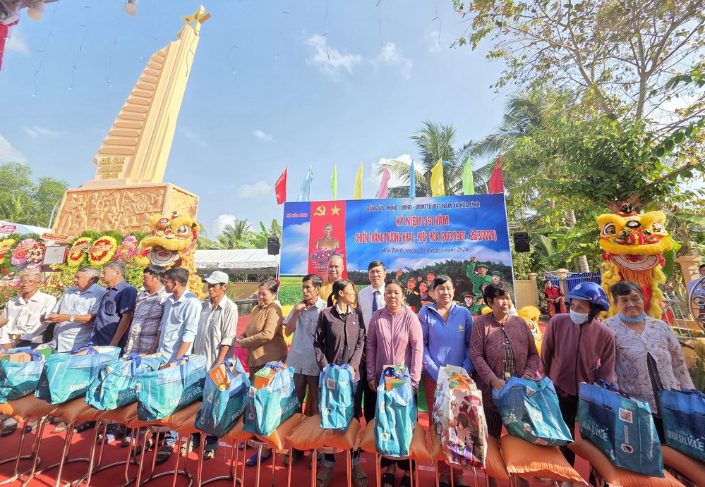  Dịp này, xã Hòa Bình vận động trao 61 phần quà cho gia đình chính sách.