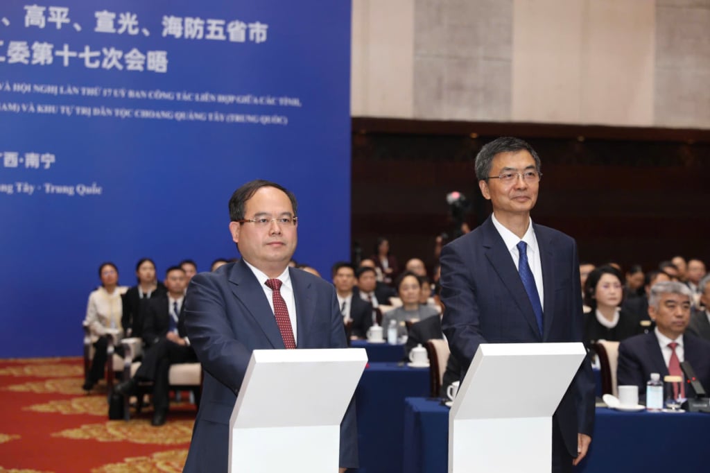 Komrad Quan Minh Cuong, Ahli Jawatankuasa Pusat Parti Komunis Vietnam, Setiausaha Jawatankuasa Parti Wilayah, dan Ketua Delegasi Dewan Undangan Negeri Wilayah Quang Ninh, dan Komrad Tran Cuong, Ahli Jawatankuasa Pusat Parti Komunis China, Setiausaha Jawatankuasa Parti dan Pengerusi Jawatankuasa Tetap Kongres Rakyat Wilayah Autonomi Guangxi Zhuang, menekan butang untuk melancarkan pembinaan pintu sempadan pintar Mong Cai (Vietnam) - Dongxing (China).