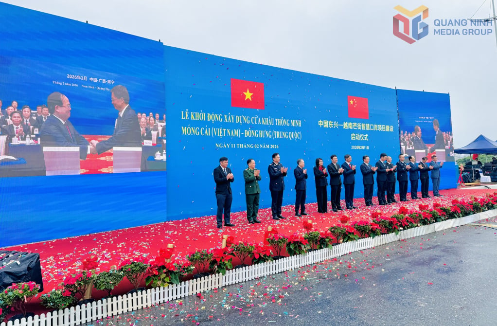 Para perwakilan melaksanakan upacara pecah tanah pembinaan pintu sempadan pintar Mong Cai (Vietnam) - Dongxing (China) di garisan penandaan jambatan Bac Luan II, 11 Februari 2026. Gambar oleh Manh Truong.