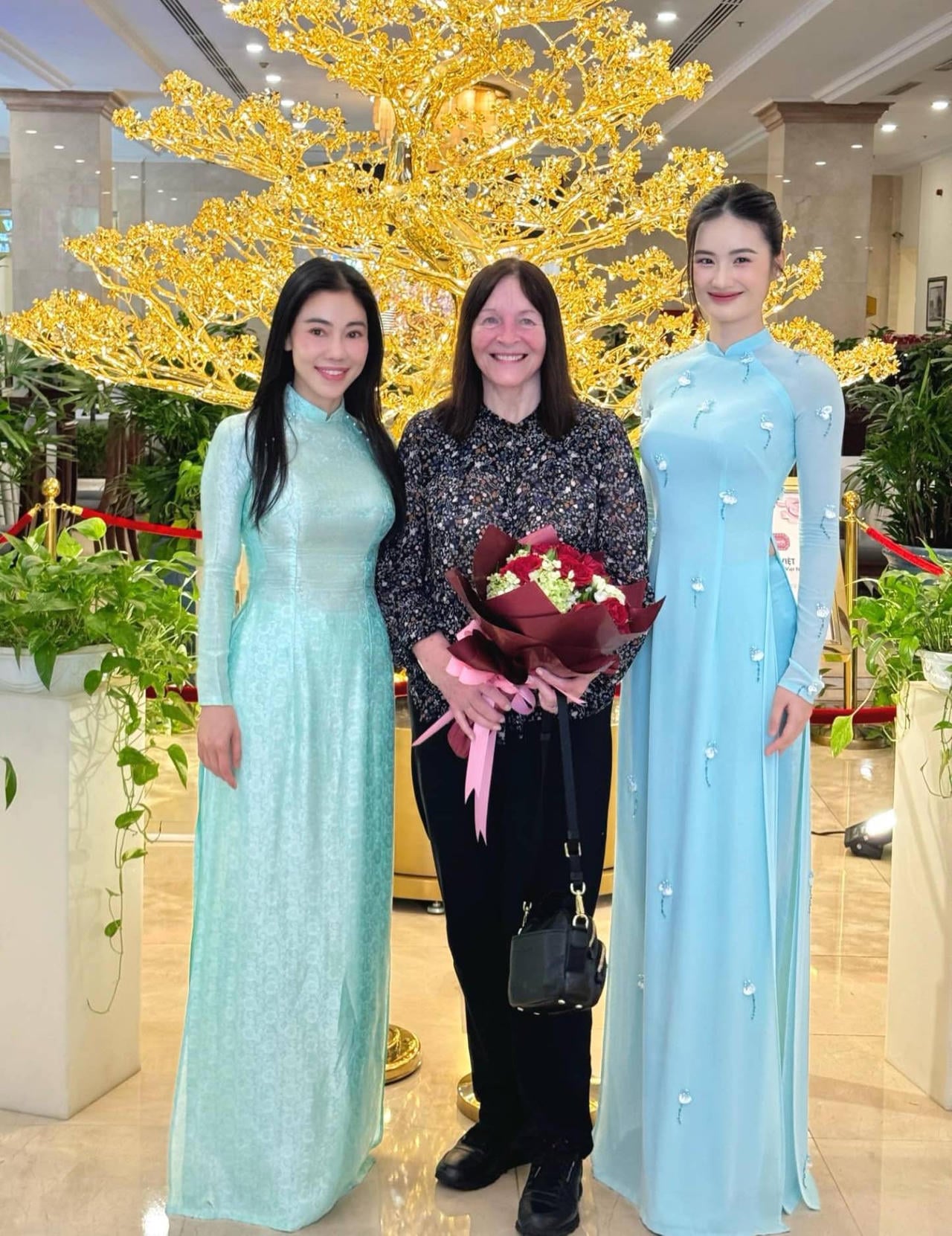 La presidente di Miss Mondo, Julia Morley, posa per una foto con Pham Kim Dung e Miss Ý Nhi. Foto: SV.