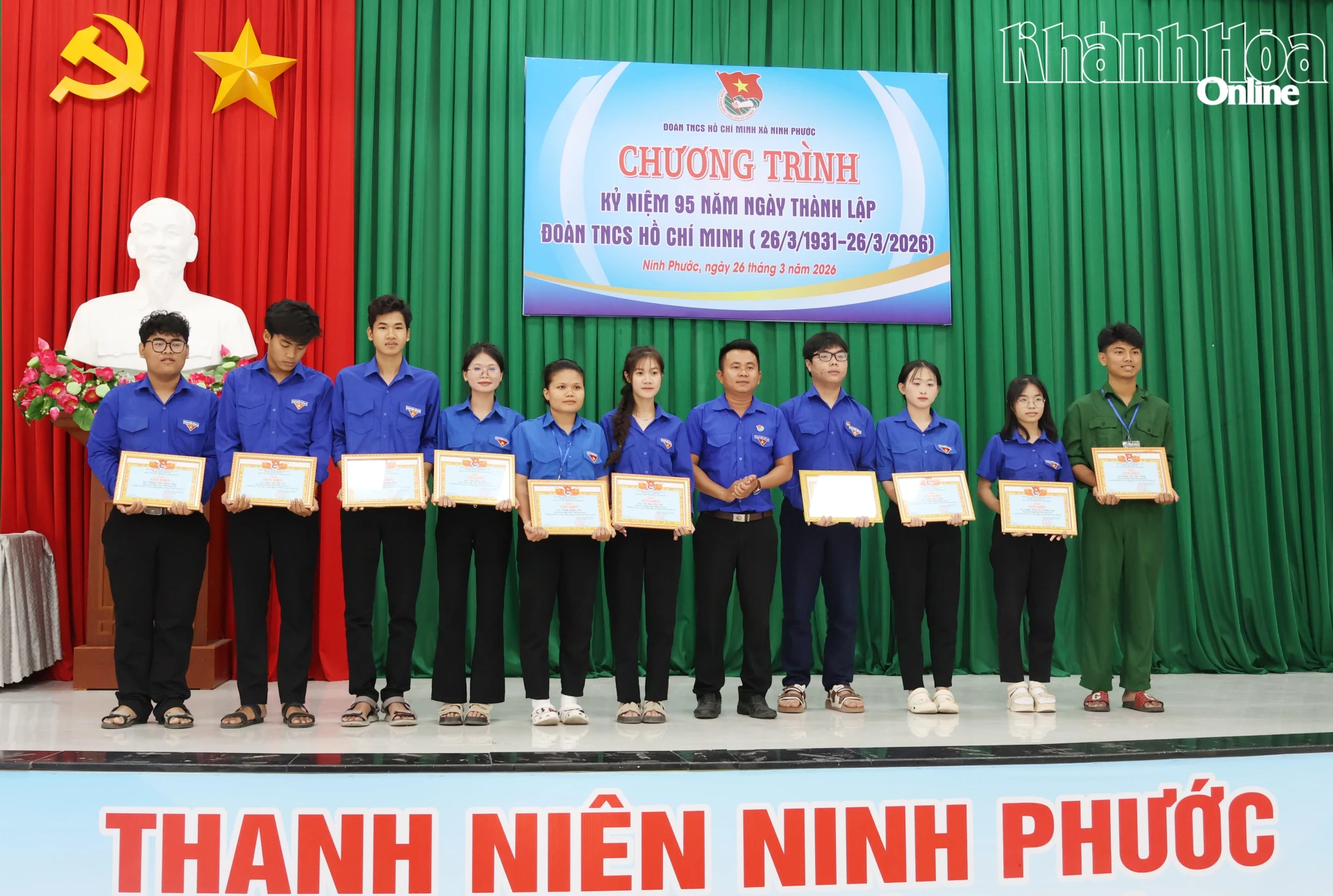 คณะผู้นำสหภาพเยาวชนตำบลนิงห์เฟือก มอบใบประกาศเกียรติคุณแก่สมาชิกสหภาพเยาวชนและเยาวชนที่ทำผลงานโดดเด่นในกิจกรรมเดือนเยาวชนปี 2026
