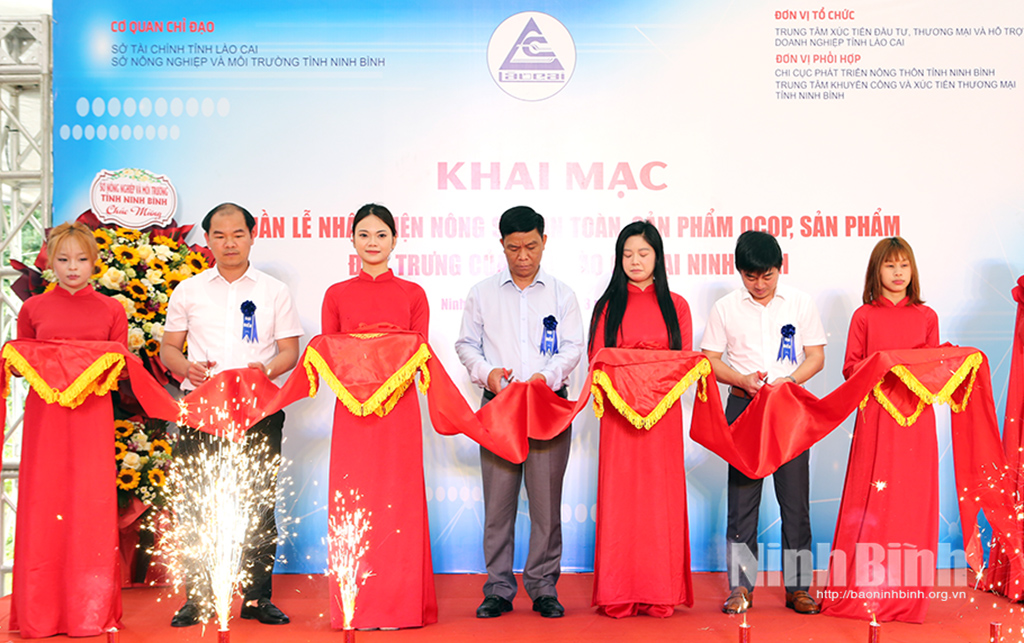 Bandklippningsceremoni för att inviga veckan för identifiering av säkra jordbruksprodukter, OCOP-produkter och särpräglade produkter från Lao Cai-provinsen i Ninh Binh.