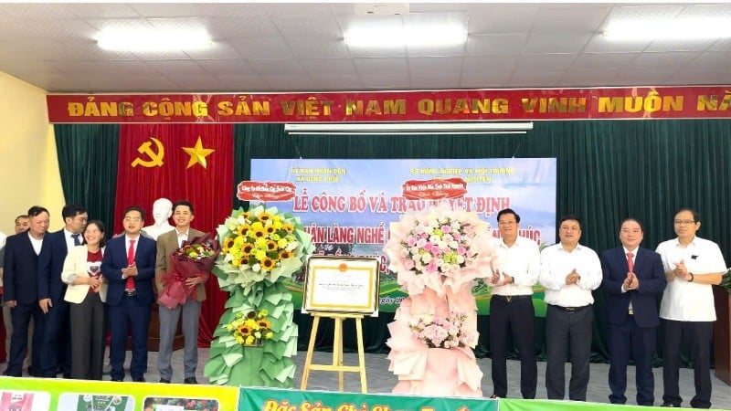 ຜູ້ນຳຂອງພະແນກກະສິກຳ ແລະ ສິ່ງແວດລ້ອມແຂວງທາຍງວຽນ ນຳສະເໜີມະຕິຮັບຮອງຕາແສງດົງຟຸກເປັນໝູ່ບ້ານຫັດຖະກຳພື້ນເມືອງ. (ພາບ: ຕວນເຊີນ)