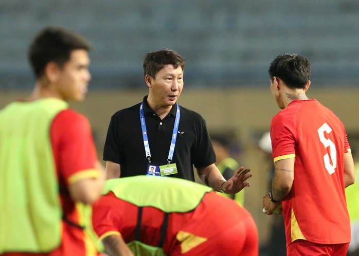 HLV Kim Sang-sik đánh giá cao tân binh Hoàng Hên - Ảnh 4.